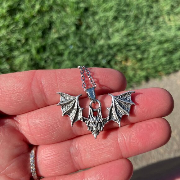 Flying Vampire Bat Halloween Pendant Necklace Jewelry - Picture 6 of 7